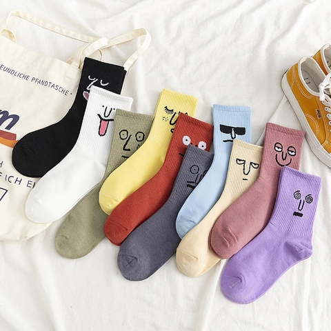 Lustige Ausdruck Cartoon Baumwolle Crew Socken Unisex Gekämmte Atmungsaktive Neuheit Wadenlang Japanisch Kawaii Stickerei