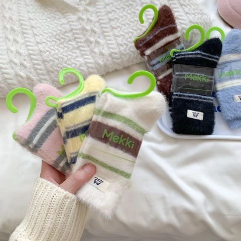 Damen Winter Dicke Warme Plüsch Gestreifte Crew Socken Flauschige Marderhaarsamt Home Floor Strumpfwaren Mit Katzenetikett