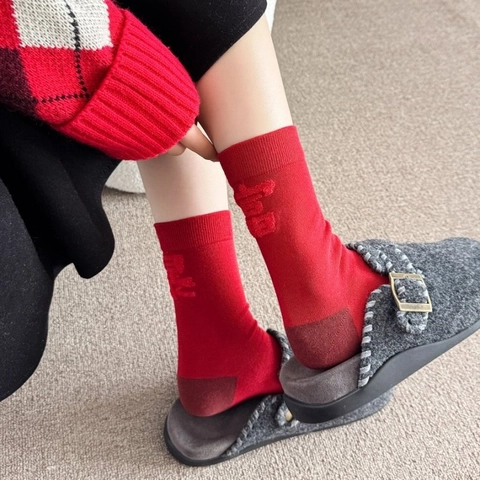 Rote Crew Socken Gekämmte Baumwolle Festliche Bestickte Zeichen Neujahrsgeschenk Lässiges Mittleres Rohr Für Frauen