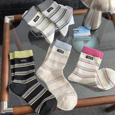 Damen Gestreifte Wadenhohe Socken Gekämmte Baumwolle Atmungsaktiv Schweißabsorbierend Casual Crew Mode Aufnäher