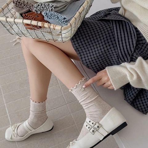 Women Cotton Ribbed Crew Socks With Ruffled Edge And Metal Button Retro Sweet Style
