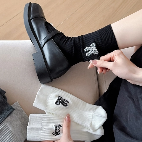 Damen Crew Socken Gerippte Baumwolle Bogen Stickerei Asymmetrisch Süßer Buchstabe Preppy Stil Atmungsaktiv Weich