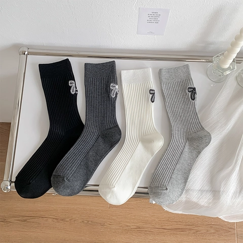 Damen Crew Socken Gerippte Baumwolle Bogen Stickerei Asymmetrisch Süßer Buchstabe Preppy Stil Atmungsaktiv Weich