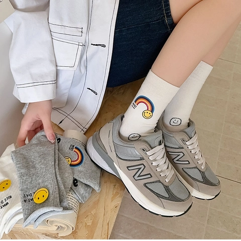 Damen Baumwolle Crew Socken Mit Smiley Patch Regenbogen Muster Buchstaben Druck Lässiger Japanischer Stil Süße Schlauchsocken