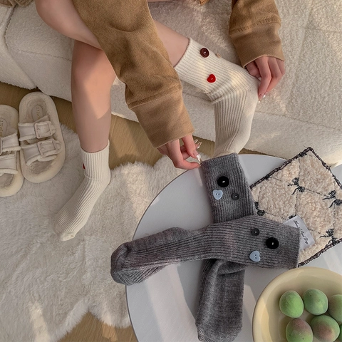 Damen Gerippte Strick Crew Socken Baumwollmischung Dekorative Knöpfe Herz Patch Dick Winter Warm Japanischer Stil
