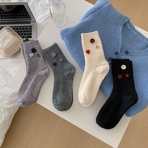 Damen Gerippte Strick Crew Socken Baumwollmischung Dekorative Knöpfe Herz Patch Dick Winter Warm Japanischer Stil