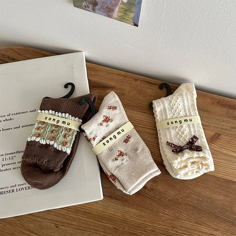 Damen Vintage Mori Style Crew Socken Blumenmuster Spitzenkante Schleife Baumwollmischung Retro Mode Wadenlang