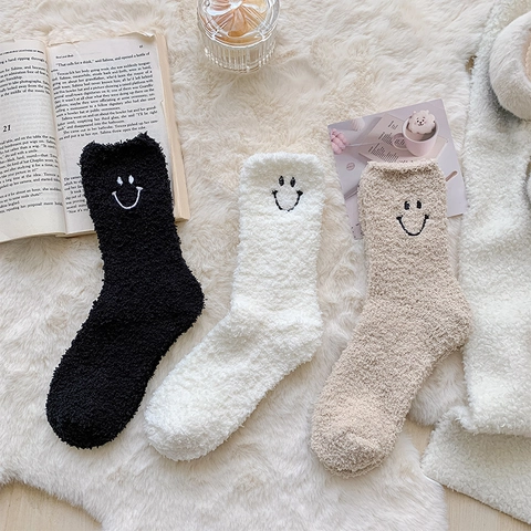 Coral Fleece Wadenhohe Socken Verdickt Warm Home Sleeping Fuzzy Smiling Face Stickerei Weiche Atmungsaktive Strumpfwaren