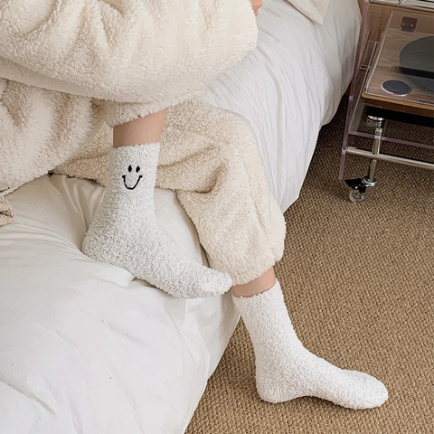 Coral Fleece Wadenhohe Socken Verdickt Warm Home Sleeping Fuzzy Smiling Face Stickerei Weiche Atmungsaktive Strumpfwaren