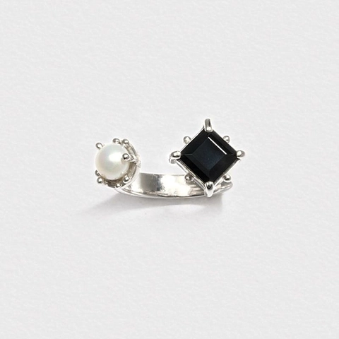 Minimalistischer Verstellbarer Offener Ring Weiße Künstliche Perle Schwarzer Rechteckiger Edelstein Vergoldetes Kupfer Vintage Design Damen