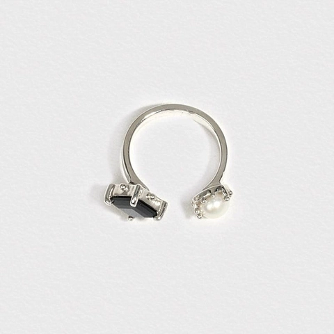 Minimalistischer Verstellbarer Offener Ring Weiße Künstliche Perle Schwarzer Rechteckiger Edelstein Vergoldetes Kupfer Vintage Design Damen