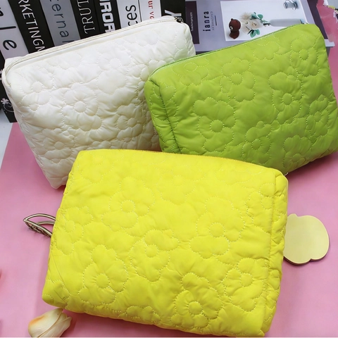 Quilted Floral Cosmetic Bag Polyester Large Capacity Travel Makeup Pouch Portable Organizer Soft Flower Pattern Zipper Handbag