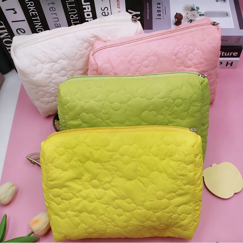 Quilted Floral Cosmetic Bag Polyester Large Capacity Travel Makeup Pouch Portable Organizer Soft Flower Pattern Zipper Handbag