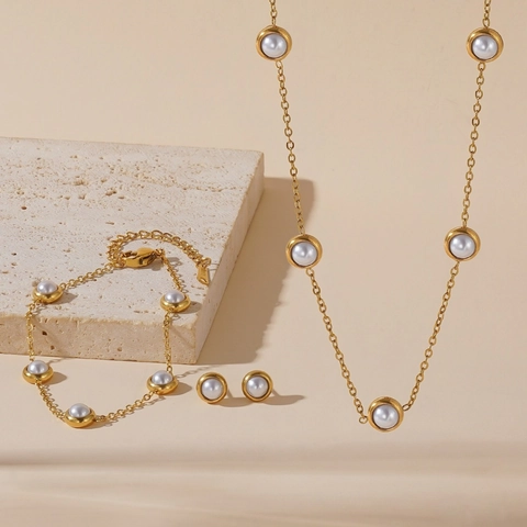 Elegante Collana Bracciale Orecchini Con Künstliche Perle Sintetiche Acciaio Inossidabile Placcato Oro Stile Minimalista Per Donne