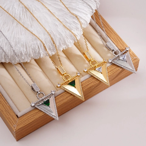 Collana con Pendente a Scudo Geometrico alla Moda per Donna Rame Intarsiato con Zirconia Lusso Choker Pendolare Gioielli Regalo