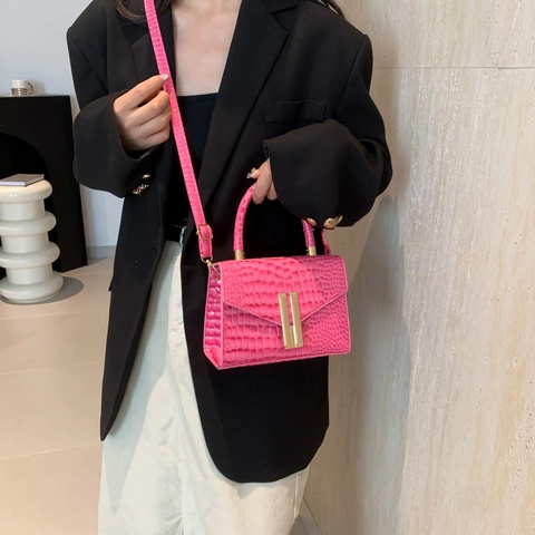 Small Square Handbag Crocodile Pattern PU Leather Flap Gold Buckle Adjustable Strap Retro Crossbody Bag For Women