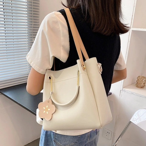 Borsa A Secchiello Pelle PU Grande Capacità Per Donna Con Ciondolo Fiore E Tracolla Larga A Righe Borsa A Mano Moda Versatile