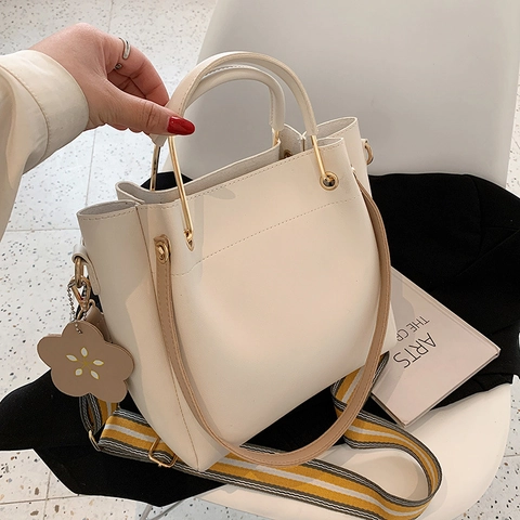 Borsa A Secchiello Pelle PU Grande Capacità Per Donna Con Ciondolo Fiore E Tracolla Larga A Righe Borsa A Mano Moda Versatile
