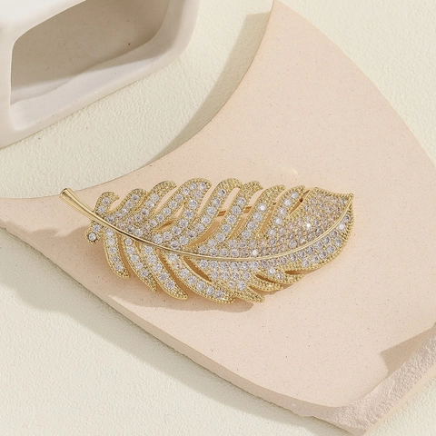 Elegant Copper Feather Brooch Pin For Women Inlaid Rhinestone Pave Korean Style Suit Scarf Accessory Jewelry