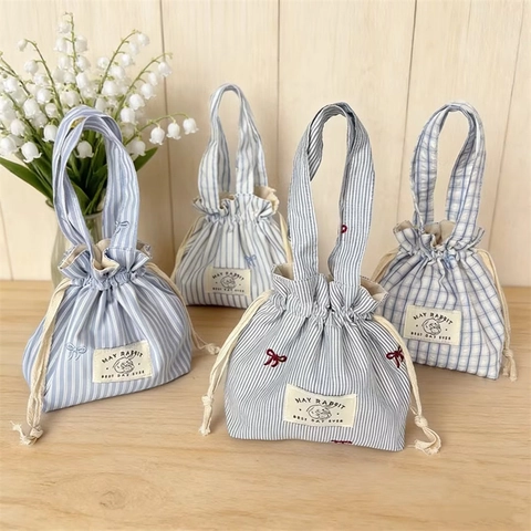 Frische Gestreifte Handtasche Aus Baumwollleinen Mit Kordelzug Schleife Blumenstickerei Süße Tragbare Aufbewahrungstasche Für Damen