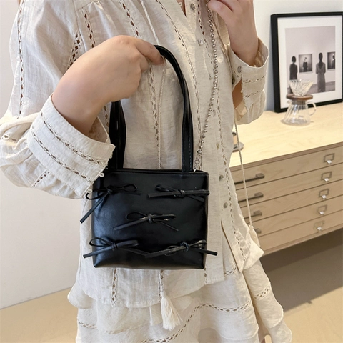 Mini Umhängetasche Damen PU Leder Handtasche Dimensional Schleife Dekor Kugelkette Schultergurt Schick Modisch Quadratisch