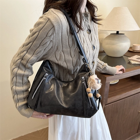 Women Retro PU Leather Hobo Bag Niche Design Large Tote Bag Fashion Zipper Tassel Shoulder Bag With Cute Plush Charm Daily Commuter Bag