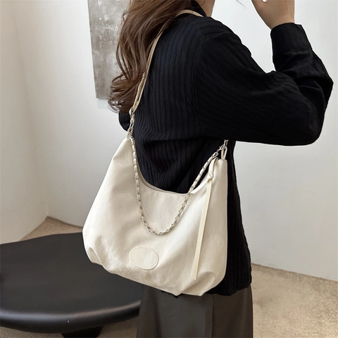 Borsa Hobo In Pelle PU Texturizzata Da Donna Borsa A Spalla Grande Capacità Increspata Con Decorazione Catena Di Metallo Tote Casual