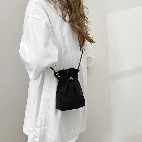 Minimalist Nylon Drawstring Shoulder Bag For Women Lightweight Solid Color Casual Crossbody Phone Purse Small Bucket Bag