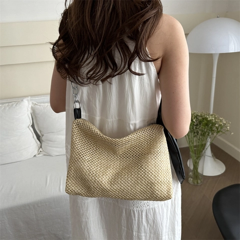 Damen Gewebte Stroh Schultertasche Große Kapazität Handgefertigte Tote Bag Mit Metallkette Und Knoten-Detail Für Strandurlaub
