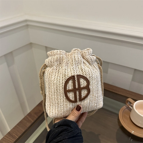 Petit Sac Seau en Paille Tissée pour Femme Mode Cordon de Serrage Sac de Plage Tissé à la Main Avec Patch en Cuir Lettre