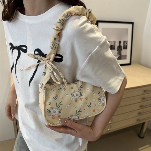 Sac Sous l'Aisselle à Fleurs pour Femmes avec Bandoulière Plissée et Nœud Tissu Polyester Léger pour les Trajets Quotidiens