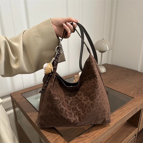 Luipaardprint Hobo Tas Imitatiesuède Grote Capaciteit Schoudertas Met Honkbal Bedel Vintage Urban Simpel Voor Dames