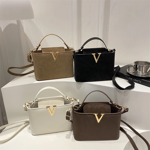 Sac Seau Rétro Femmes Mat PU Cuir Sac Bandoulière Sac À Main Boucle Métallique V Dorée Mode Décontracté Navette Sac Épaule