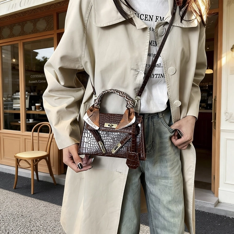 Damen Handtasche Mit Krokodilmuster Aus PU-Leder Mit Satinnschal Am Griff Und Metall-Drehverschluss Elegant
