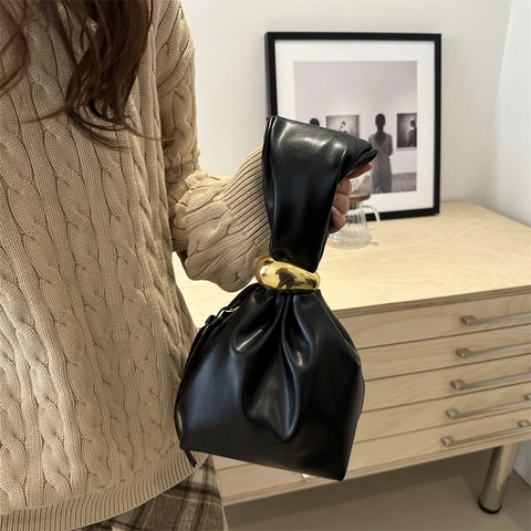 Borsa A Mano Pieghettata Da Donna Pelle PU Piccola Borsa A Secchiello Con Grande Fibbia In Metallo Dorato Stile Designer Retro