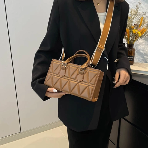 Borsa a Mano Trapuntata Donna Pelle PU Borsa a Tracolla Ricamo Triangolare Moda Tracolla Larga Retro Urban