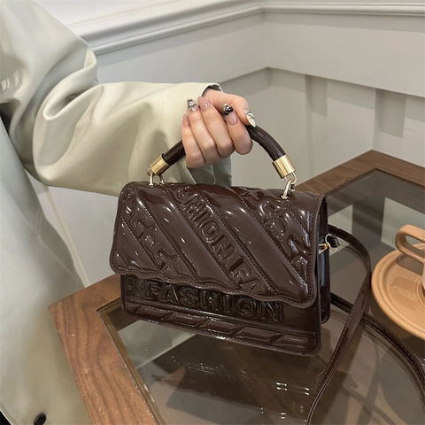 Dames Handtas Lakleer Reliëf Letters Gewatteerde Schouder Crossbody Tas Modieuze Metalen Handvat
