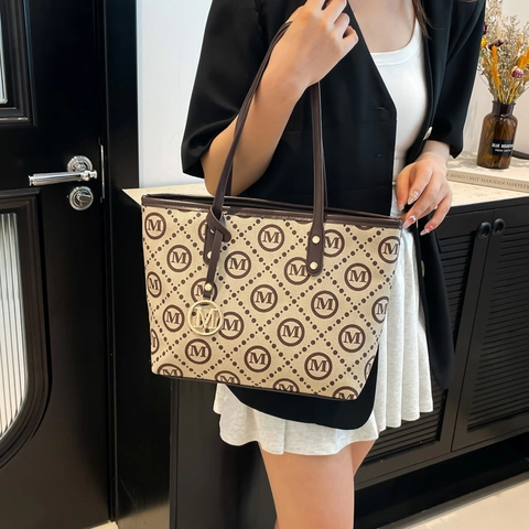 PU Leder Tote Bag Damen Große Kapazität Monogramm Druck Metall M Anhänger Retro Pendler Schulter Handtasche Elegant Täglich