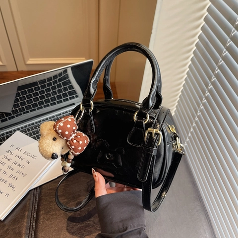 Sac À Main Boston Pour Femmes En Cuir PU Rétro Sac Oreiller Avec Bandoulière Amovible Et Pendentif Ours En Peluche