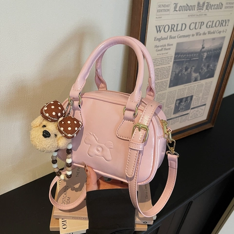 Sac À Main Boston Pour Femmes En Cuir PU Rétro Sac Oreiller Avec Bandoulière Amovible Et Pendentif Ours En Peluche