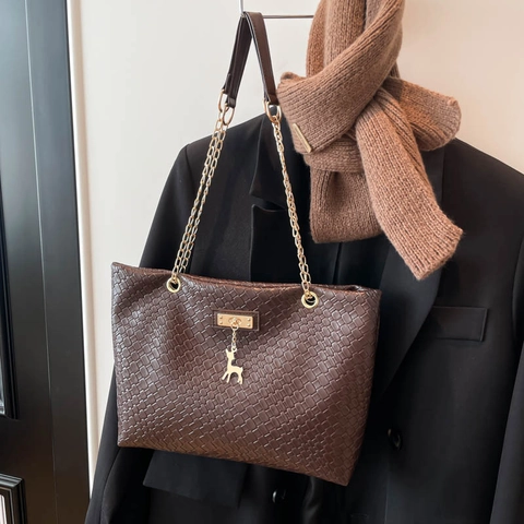 Gevlochten PU Leren Tote Tas Grote Capaciteit Retro Schoudertas Met Gouden Ketting En Hert Hanger Voor Dames