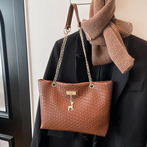 Gevlochten PU Leren Tote Tas Grote Capaciteit Retro Schoudertas Met Gouden Ketting En Hert Hanger Voor Dames