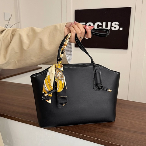 Große Kapazität Tote Bag PU Leder Schulter Handtasche Mit Dekorativem Satinnschal Für Frauen Pendeln Minimalistisch Solid