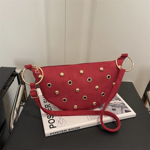Sac Bandoulière Croissant Daim Rivet Femme Sac Épaule Demi Lune Clous Dorés Bandoulière Réglable Style Moto Mat Vintage