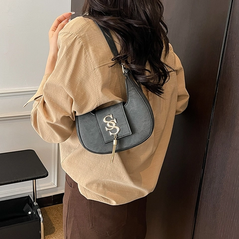 Damen PU Leder Halbmond Hobo Tasche Achsel Umhängetasche Mit Metall S Logo Und Quaste Elegante Lässige Handtasche