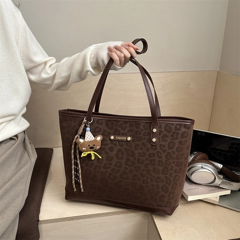Leopard Print Tote Bag Large Capacity Vintage Slouchy Shoulder Bag Women Commute Casual Faux Suede Handbag With Charm