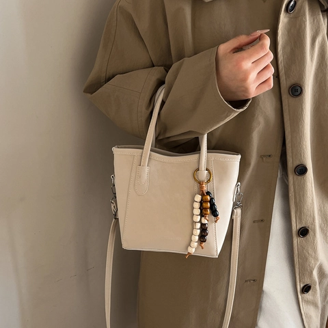 Damen Handtasche PU Leder Matt Eimer Tasche Mit Holzperlen Anhänger Retro Minimalistische Umhängetasche
