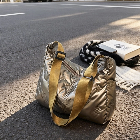 Glänzende Gepolsterte Umhängetasche Gesteppte Schleife Metallic Hobo Tasche Mit Verstellbarem Riemen Für Damen Mode Casual Underarm Bag