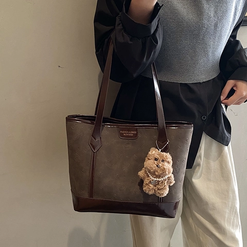 Borsa Tote Retrò Da Donna Pelle PU Opaca Motivo Goffrato Grande Capacità Borsa A Spalla Casual Pendolare Con Ciondolo In Peluche