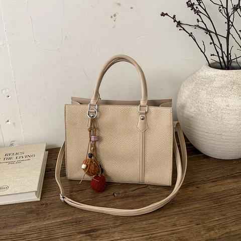 Dames Handtassen Retro Geweven Textuur Tote Bag Grote Capaciteit Forens PU Leer Schoudertas Met Bontbal Hanger Elegant